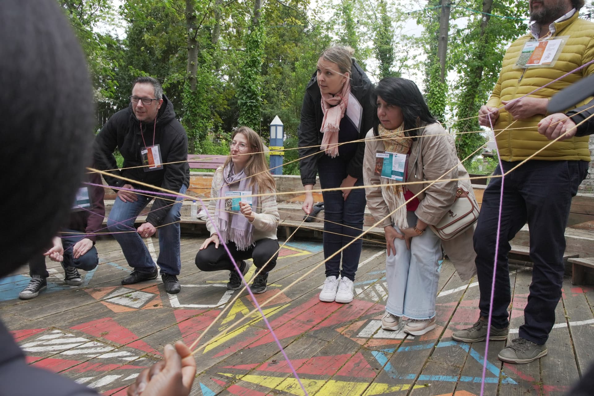 Groupe en atelier extérieur, tissé de connexions